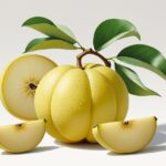 Fruta marmelo amarela com folhas verdes, mostrando um inteiro e fatias cortadas que revelam o interior claro e sementes.