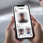 Pessoa segurando um smartphone com a tela do Instagram mostrando um perfil inacessível.