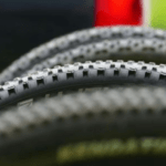 Pneus para moto e bicicleta: diferenças entre modelos slick, cravados e mistos